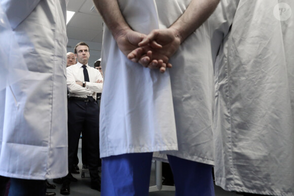 Le président de la république, Emmanuel Macron accompagné de Olivier Veran, ministre des Solidarités et de la Santé et Martin Hirsch visite l'hôpital parisien de La Pitié-Salpêtrière, où a été enregistré le premier décès d'un Français des suites du Covid-19 (coronavirus), Paris, le 27 février 2020. © Stéphane Lemouton / Bestimage