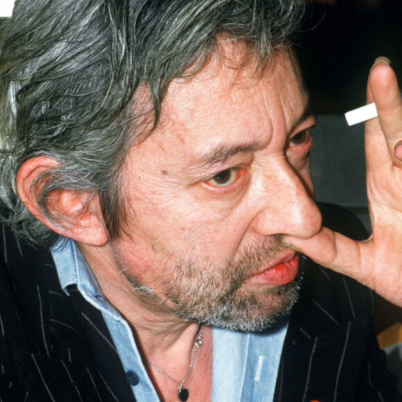 Serge Gainsbourg dans un bar près de la gare de Montparnasse. Paris. Septembre 1987. @Christophe Geyres/ABACAPRESS.COM