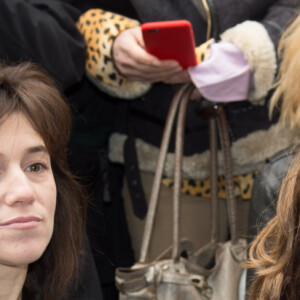 Charlotte Gainsbourg et sa mère Jane Birkin - Cérémonie d'inauguration de la plaque commémorative en l'honneur de Serge Gainsbourg, au 11 bis Rue Chaptal à Paris. Le 10 Mars 2016.