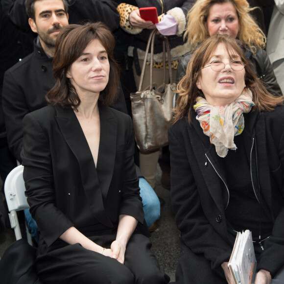 Charlotte Gainsbourg et sa mère Jane Birkin - Cérémonie d'inauguration de la plaque commémorative en l'honneur de Serge Gainsbourg, au 11 bis Rue Chaptal à Paris. Le 10 Mars 2016.