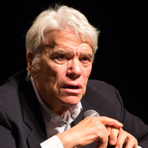 Info - Bernard Tapie reporte son retour au théâtre dans la pièce " Vol au-dessus d'un nid de coucou " suite au lourd traitement contre son cancer - Bernard Tapie donne une conférence "Qui est le vrai Bernard Tapie" au Forum de Liège, Belgique, le 27 septembre 2018, du directeur sportif à l'âme d'artiste, de la personnalité influente, à la maladie, il nous raconte son histoire sans détours et surtout sans remords, dans une salle de 700 personnes... Il a évoqué son plus grand combat et sa plus grande douleur de vie... sa maladie...Il affirme avoir voulu mettre fin à ses jours et confie qu'il en a marre de se sentir si mal certains jours, mais que heureusement sa femme était là pour le soutenir. Il dit être fort et a annoncé son voeux de remonter sur les planches l'année prochaine avec un grand projet sur lequel il travaille actuellement. Quant à la politique, il dit ne plus vouloir en faire, c'est un monde beaucoup trop cruel a t-il cité. Il a aussi évoqué son amour pour la belgique... "ce que j'aime en Belgique c'est que les gens qui font des choses sérieuses, ne se prennent pas au sérieux, contrairement aux français"! © Alain Rolland/ImageBuzz/Bestimage27/09/2018 - Liège