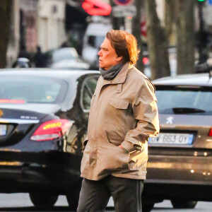 Exclusif - Bernard Tapie se promène incognito dans le quartier de Saint-Germain-des-Prés à Paris le 30 décembre 2015. L'homme d'affaires a annoncé récemment son retour en politique suite aux résultats des élections régionales. (no web - No Blog pour suisse et Belgique)30/12/2015 - Paris