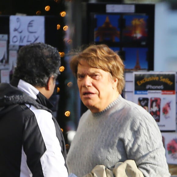 Exclusif - Bernard Tapie quitte son hôtel particulier de la rue des Saints-Pères à Paris, pour se rendre dans un salon de coiffure. Le 7 décembre 2015