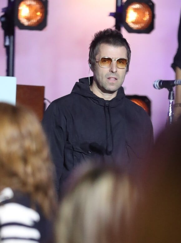 Liam Gallagher chante sur la scène de l'émission "The One Show" à Londres, le 26 septembre 2019.
