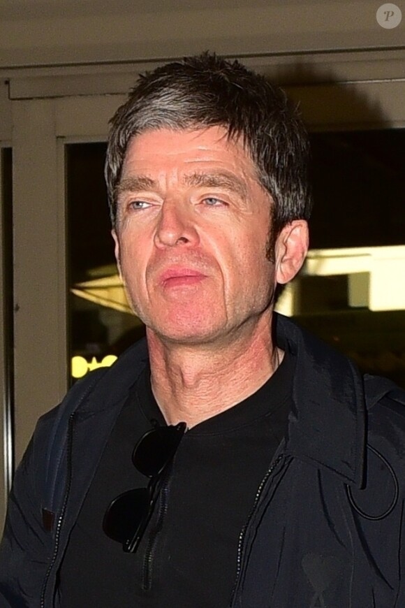 Exclusif - Noel Gallagher arrive à l'aéroport Lax de Los Angeles et rejoint son chauffeur, le 6 février 2020.