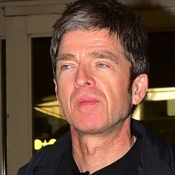 Exclusif - Noel Gallagher arrive à l'aéroport Lax de Los Angeles et rejoint son chauffeur, le 6 février 2020.