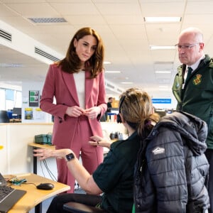 Le prince William et la duchesse Catherine de Cambridge en visite au centre de traitement des appels d'urgence London Ambulance Service 111 à Croydon le 19 mars 2020. ©Kensington Palace of the Duke and Duchess of Cambridge via Bestimage