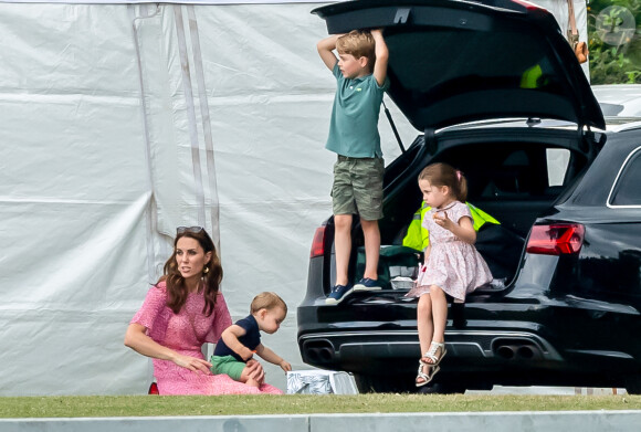 La duchesse Catherine de Cambridge avec ses enfants, le prince George de Cambridge, la princesse Charlotte de Cambridge et le prince Louis de Cambridge, lors d'un match de polo à Wokinghan, Berkshire, le 10 juillet 2019.