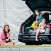 La duchesse Catherine de Cambridge avec ses enfants, le prince George de Cambridge, la princesse Charlotte de Cambridge et le prince Louis de Cambridge, lors d'un match de polo à Wokinghan, Berkshire, le 10 juillet 2019.