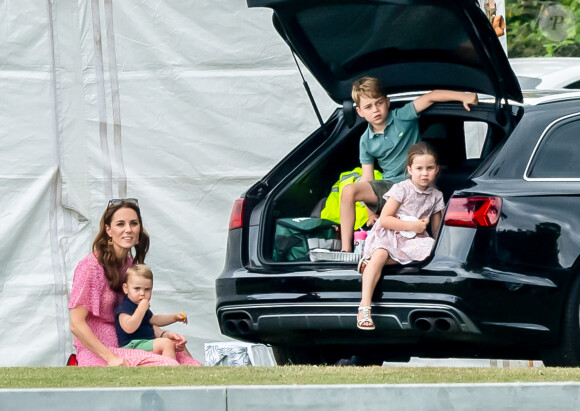 La duchesse Catherine de Cambridge avec ses enfants, le prince George de Cambridge, la princesse Charlotte de Cambridge et le prince Louis de Cambridge, lors d'un match de polo à Wokinghan, Berkshire, le 10 juillet 2019.