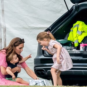 La duchesse Catherine de Cambridge avec ses enfants, le prince George de Cambridge, la princesse Charlotte de Cambridge et le prince Louis de Cambridge, lors d'un match de polo à Wokinghan, Berkshire, le 10 juillet 2019.