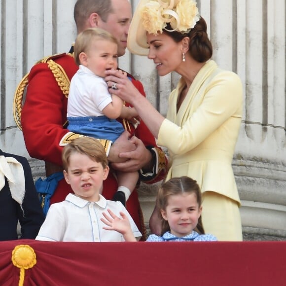 Le prince William, la duchesse Catherine de Cambridge et leurs enfants le prince George de Cambridge, la princesse Charlotte de Cambridge et le prince Louis de Cambridge au balcon du palais de Buckingham lors de la parade Trooping the Colour 2019, à Londres, le 8 juin 2019.