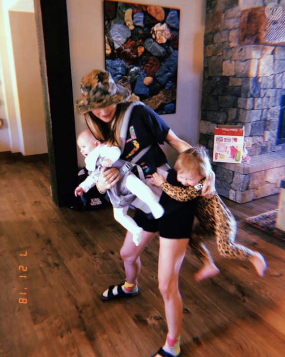 Behati Prinsloo et ses deux filles, Dusty Rose et Gio Grace. Août 2019.