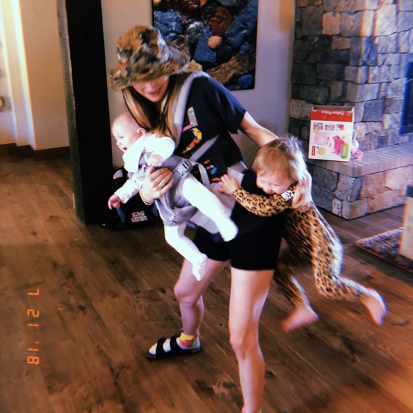 Behati Prinsloo et ses deux filles, Dusty Rose et Gio Grace. Août 2019.