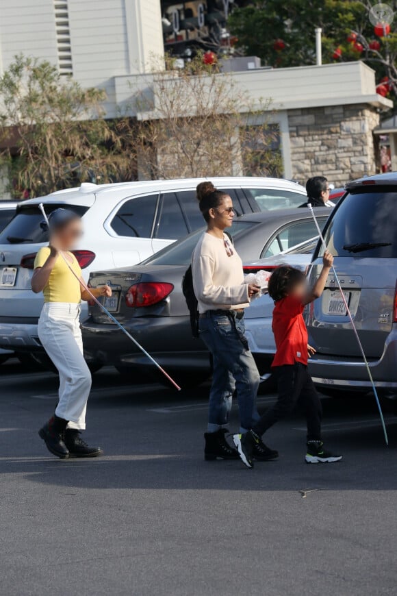 Exclusif - Halle Berry passe un après-midi avec ses enfants Nahla et Maceo à Los Angeles le 2 février 2020.