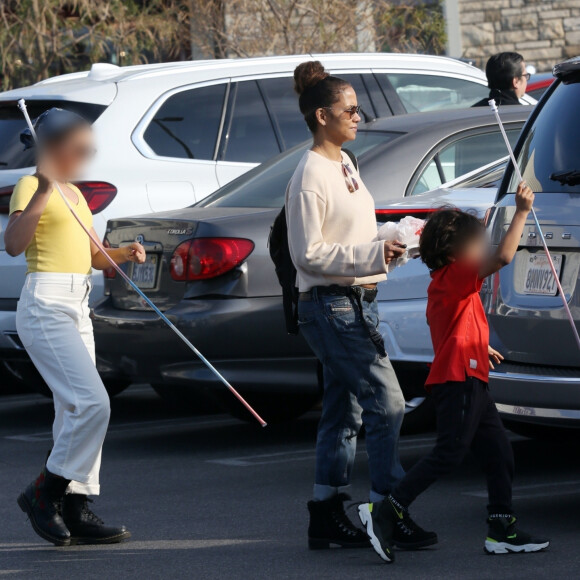 Exclusif - Halle Berry passe un après-midi avec ses enfants Nahla et Maceo à Los Angeles le 2 février 2020.