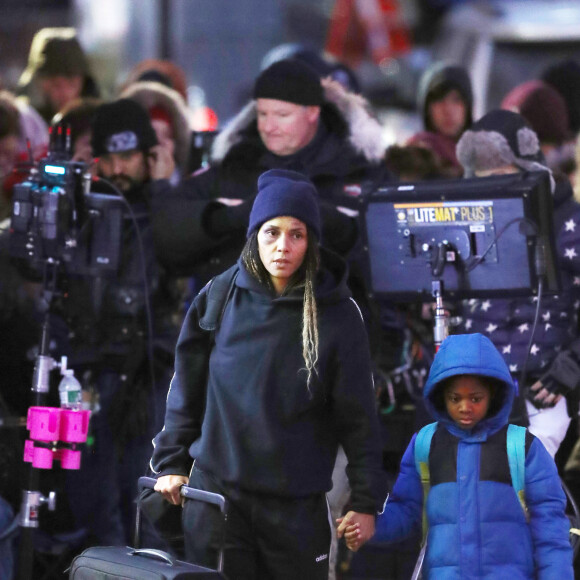 Exclusif - Halle Berry, cicatrice sur le front et oeil au beurre noir pour le tournage du film "Bruised" à New York le 19 décembre 2019. Elle joue le rôle d'une combattante de MMA.