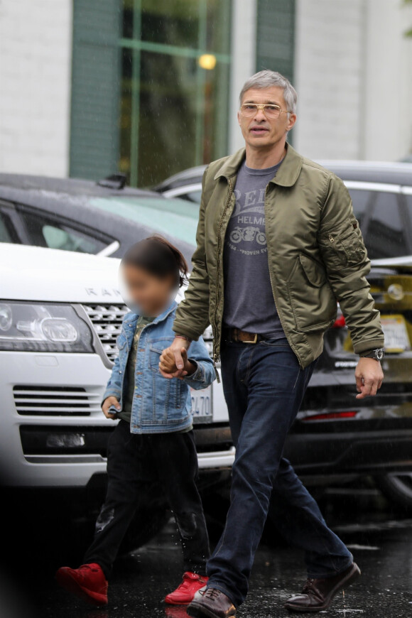 Exclusif - Olivier Martinez et son fils Maceo à la sortie d'un supermarché à Los Angeles, le 28 novembre 2019.