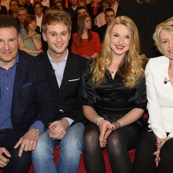 Pierre Sled, Nicolas Sled, Valentine Sled et Sophie Davant - Enregistrement de l'émission "Vivement Dimanche" à Paris, le 1er avril 2015. Emission diffusée le 5 avril 2015.