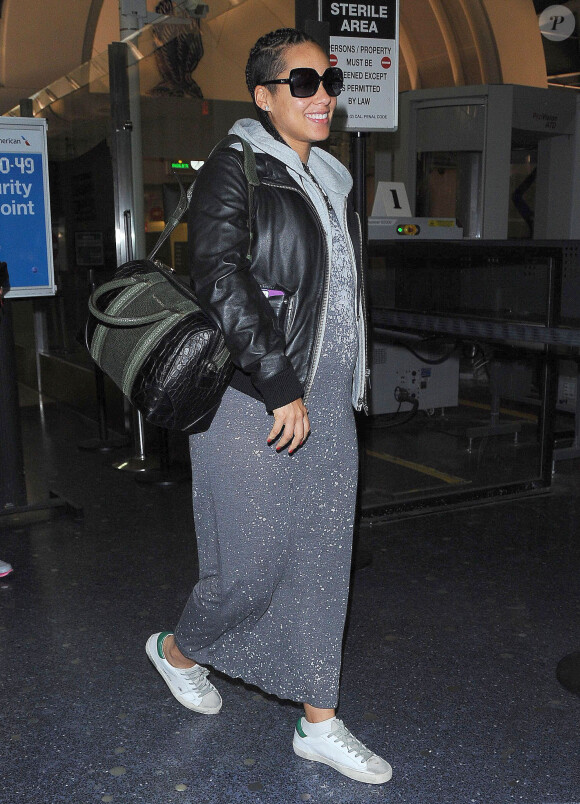 Alicia Keys (enceinte) arrive à l'aéroport de Los Angeles. Le 22 octobre 2014
