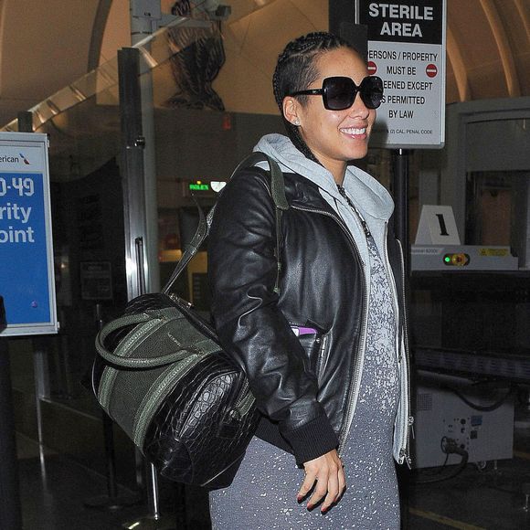 Alicia Keys (enceinte) arrive à l'aéroport de Los Angeles. Le 22 octobre 2014