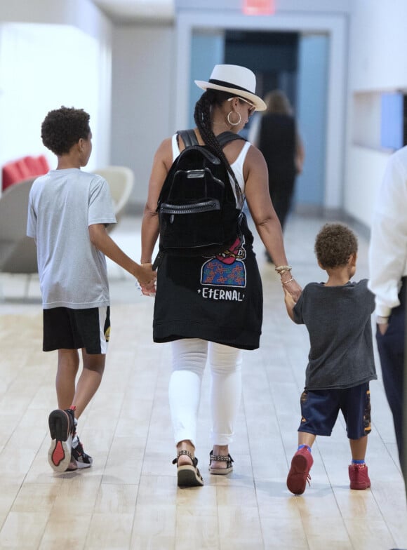 Exclusif - Alicia Keys et ses enfants Genesis Ali Dean et Egypt Daoud Dean s'apprêtent à s'envoler de l'aéroport JFK à New York, le 17 juillet 2019.