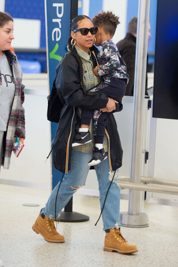 Exclusif - Alicia Keys et son fils Genesis arrivent à l'aéroport de New York (JFK), le 13 février 2020.