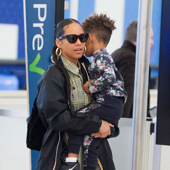 Exclusif - Alicia Keys et son fils Genesis arrivent à l'aéroport de New York (JFK), le 13 février 2020.