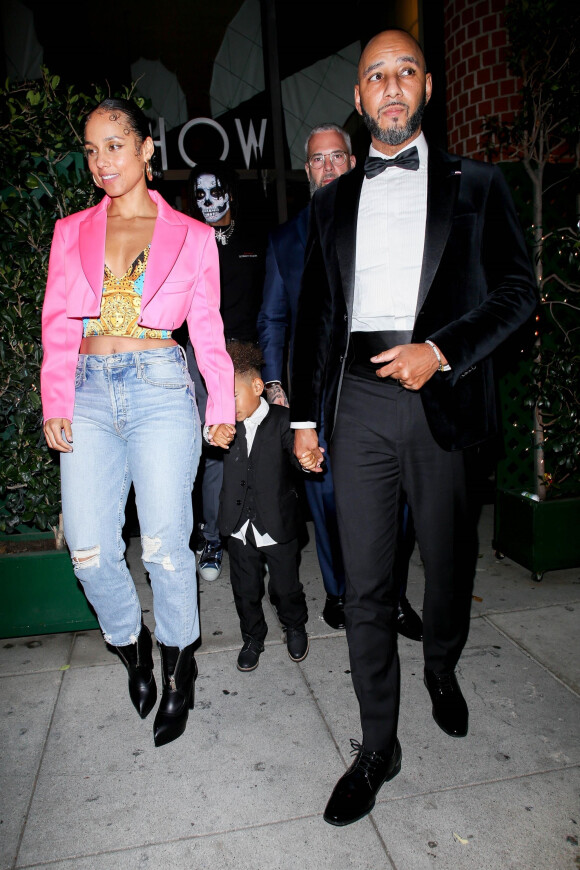 Alicia Keys quitte en famille l'after-party des Grammy Awards au restaurant "Mr Chow" à Beverly Hills, le 26 janvier 2020. La chanteuse était accompagnée de son mari Swizz Beatz et de leur plus jeune fils Genesis Ali Dean.