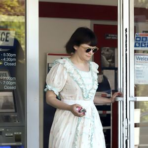 Exclusif - Ginnifer Goodwin, chargée de gros paquets, les retourne au shipping store à Los Angeles le 14 août 2019.