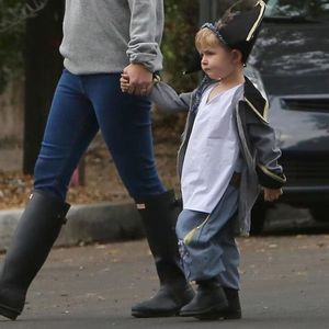 Exclusif - Ginnifer Goodwin, son mari Josh Dallas et son fils Oliver déguisé pour Halloween dans les rues de Los Angeles, le 31 octobre 2017