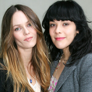 Vanessa Paradis et sa soeur Alysson Paradis - People au défilé Chanel, printemps-été 2007. Paris. Le 23 janvier 2007.