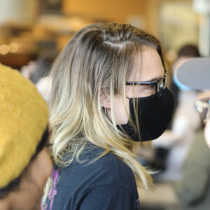 Cara Delevingne, portant un masque de protection, et Ashley Benson font des courses pendant l'épidémie de coronavirus (Covid-19) à Los Angeles, le 26 mars 2020.