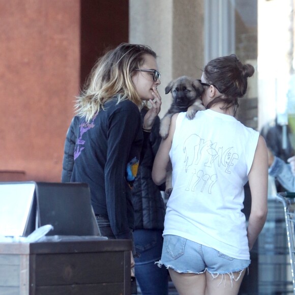 Ashley Benson et Cara Delevingne font des courses pendant l'épidémie de coronavirus (Covid-19) à Los Angeles, le 26 mars 2020.