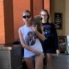 Exclusif - Ashley Benson et Cara Delevingne font les courses avec un de leurs chiots à Los Angeles, pendant l'épidémie de coronavirus (Covid-19), le 26 mars 2020. Avant d'entrer dans le supermarché "Erewhon", elles ont laissé leur chien dans leur voiture.
