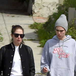 Exclusif - Cara Delevingne et sa femme Ashley Benson font un peu d'exercice dans leur quartier de Los Angeles le 20 mars 2020.