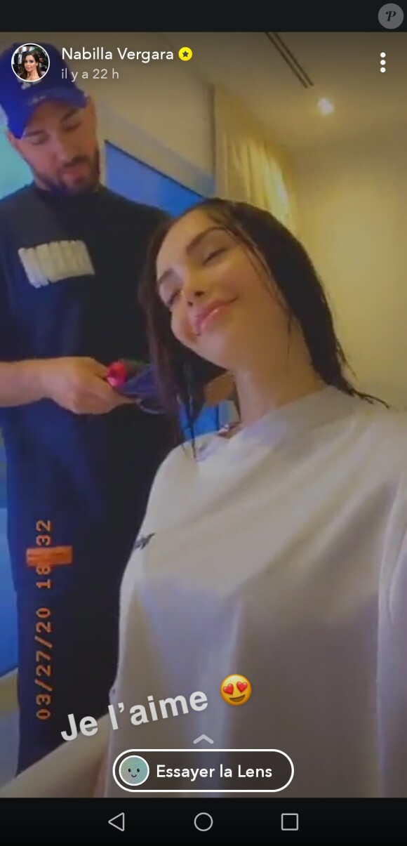 Nabilla Vergara a demandé à son mari Thomas Vergara de lui sécher les cheveux en l'absence de son coiffeur Paul, confiné en France. Le 27 mars 2020.