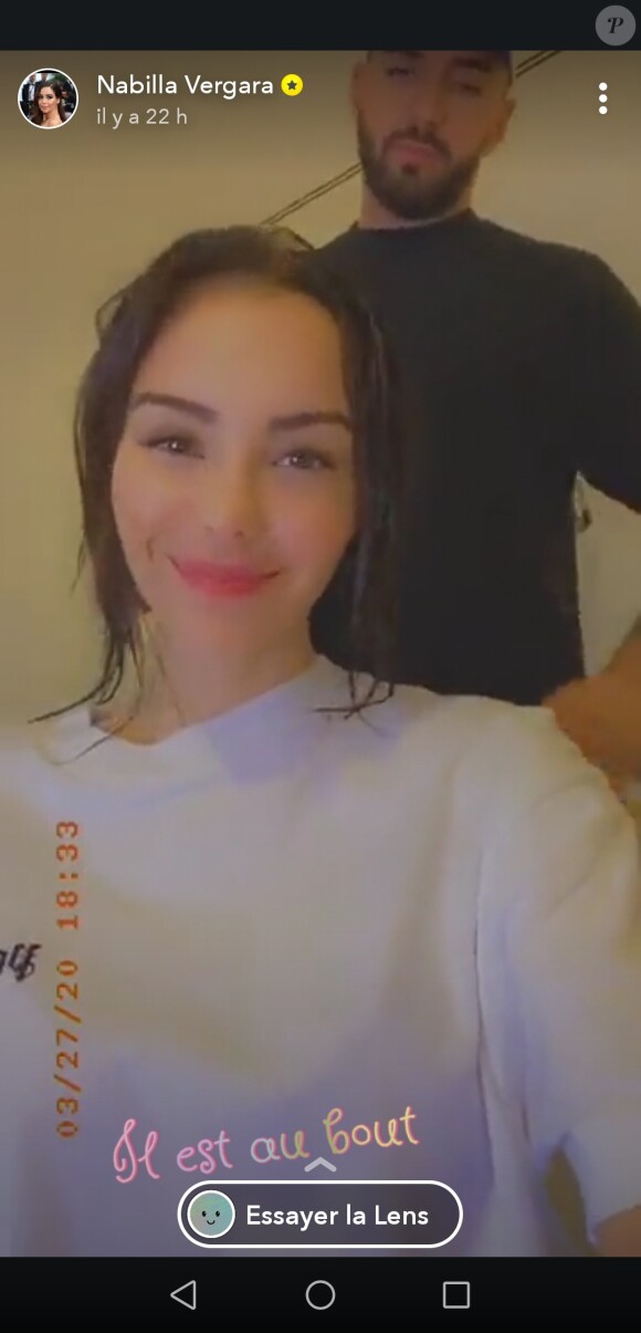 Nabilla Vergara a demandé à son mari Thomas Vergara de lui sécher les cheveux en l'absence de son coiffeur Paul, confiné en France. Le 27 mars 2020.