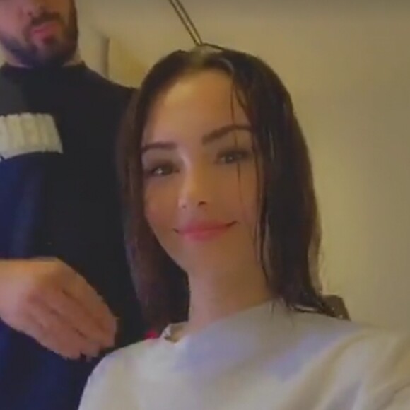 Nabilla Vergara a demandé à son mari Thomas Vergara de lui sécher les cheveux en l'absence de son coiffeur Paul, confiné en France. Le 27 mars 2020.