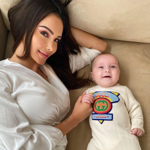 Nabilla Benattia pose avec son fils Milann, en Afrique du sud, le 8 mars 2020