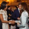 Michelle Obama et Kate Middleton, duchesse de Cambridge au palais de Buckingham avant l'ouverture des Jeux Olympiques de Londres en juillet 2012.