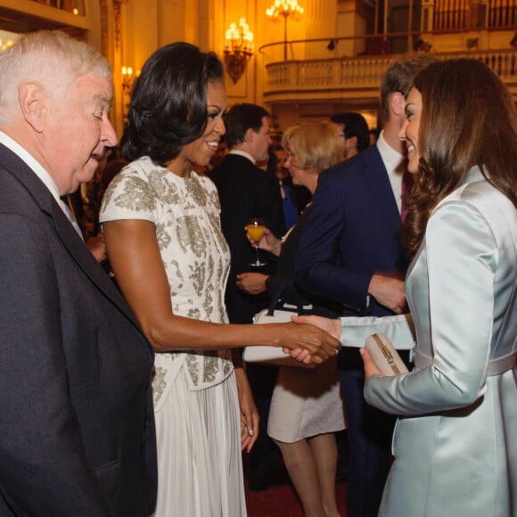 Michelle Obama et Kate Middleton, duchesse de Cambridge au palais de Buckingham avant l'ouverture des Jeux Olympiques de Londres en juillet 2012.