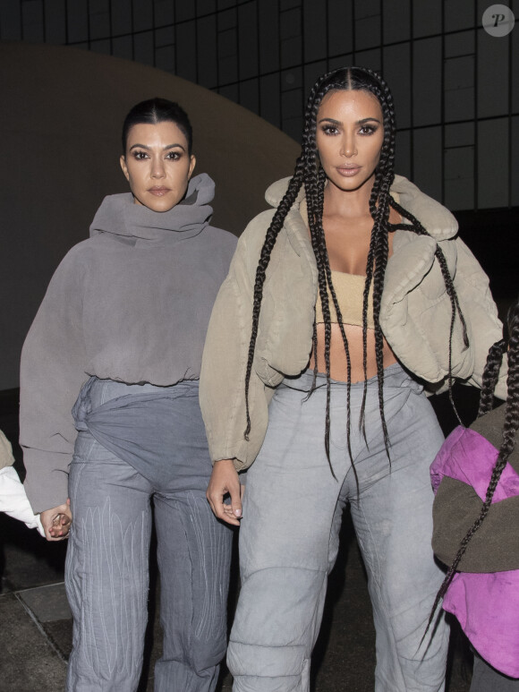 Exclusif - Kourtney Kardashian et sa soeur Kim - K.West présente sa 8ème collection Yeezy au siège du Parti Communiste à Paris le 2 mars 2020