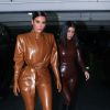 Exclusif - Kim et Kourtney Kardashian portent des vêtements en latex Balmain à leur retour à leur hôtel à Paris après le "Sunday Service" de Kanye West. Paris, le 1er mars 2020.