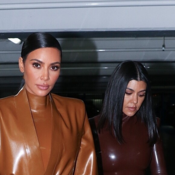 Exclusif - Kim et Kourtney Kardashian portent des vêtements en latex Balmain à leur retour à leur hôtel à Paris après le "Sunday Service" de Kanye West. Paris, le 1er mars 2020.