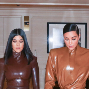 Exclusif - Kim Kardashian, Kourtney Kardashian - Kim est sa soeur (vêtements en latex Balmain) quittent leur hôtel pour se rendre au "Sunday Service" de Kanye West, la messe est organisée au Théâtre des Bouffes du Nord à Paris, le 1er mars 2020.