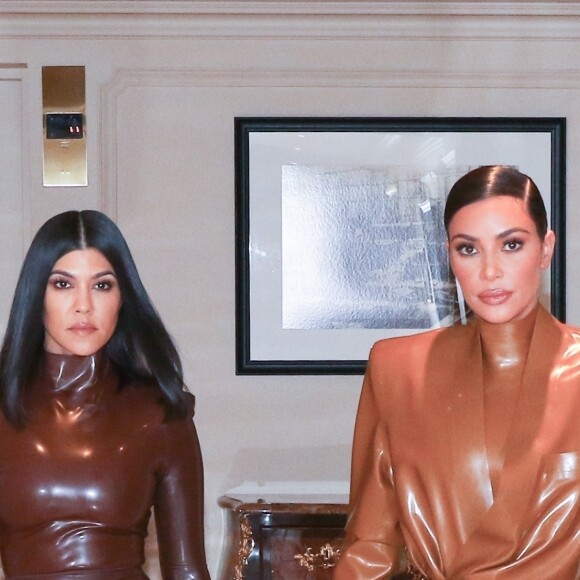 Exclusif - Kim Kardashian, Kourtney Kardashian - Kim est sa soeur (vêtements en latex Balmain) quittent leur hôtel pour se rendre au "Sunday Service" de Kanye West, la messe est organisée au Théâtre des Bouffes du Nord à Paris, le 1er mars 2020.
