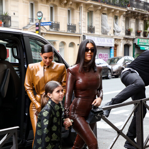 Kim Kardashian, sa fille North West, Kourtney Kardashian et sa fille Penelope Disick se rendent au "Sunday Service" de Kanye West à Paris, la messe est organisée au Théâtre des Bouffes du Nord à Paris, le 1er mars 2020.