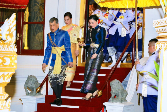 Le roi Rama X accompagné de sa femme la reine Suthida lors de son couronnement à Bangkok en Thaïlande, le 4 mai 2019.