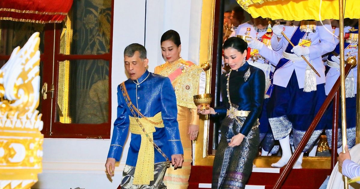 Le roi Rama X de sa femme la reine Suthida lors de son